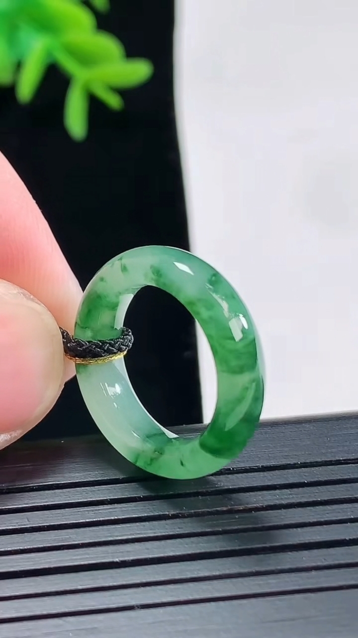 天然A货翡翠飘花玉指环 戒指，尺寸15-5.2-3.5重量:3.25g2026年4月27日
工厂直销