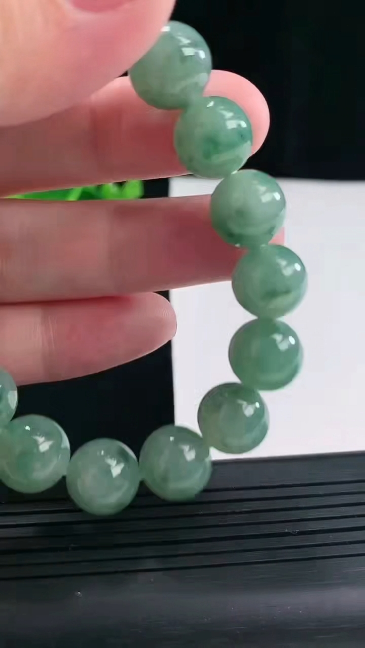 天然A货翡翠飘花圆珠手串，尺寸11.8-16颗星重量:49.28g4月27日
工厂直销收藏佳品,种好水足，色泽均匀，有种有色，上手高大气！