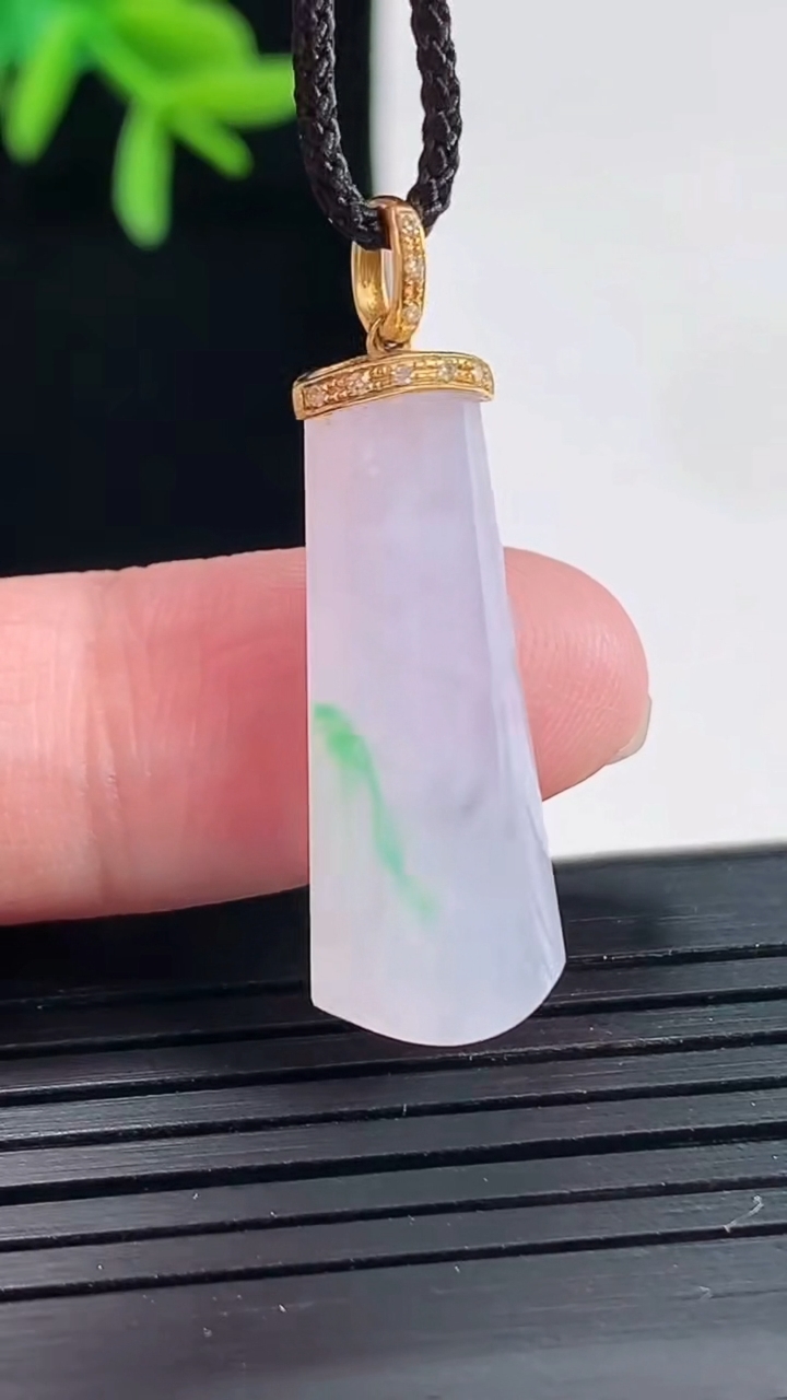 天然A货翡翠无事牌吊坠，尺寸27.4-11-5.2重量:3.24g
4月27日