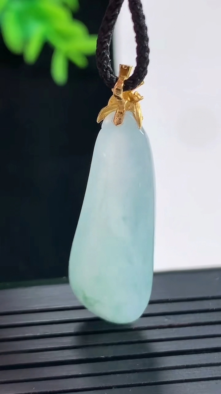 天然A货翡翠种飘花福瓜吊坠，尺寸36-12-6.5重量:5.88g
4月27日