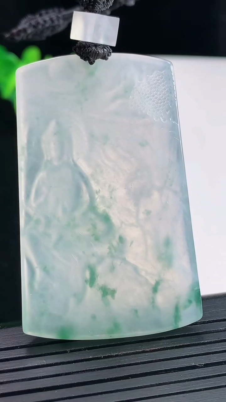 天然A货翡翠种飘花观音菩萨吊坠，尺寸56-35-4.5重量:24.51g
4月27日