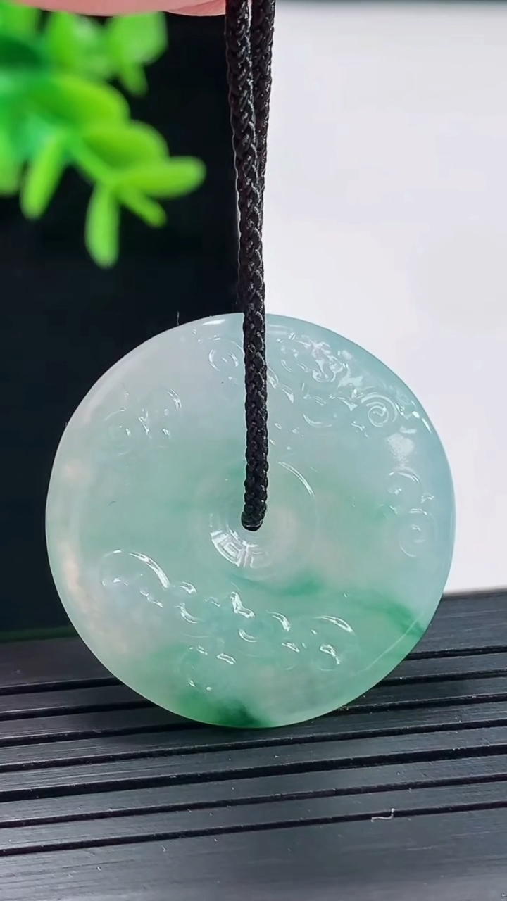 天然A货翡翠仿古平安扣吊坠，尺寸30-5.5重量:9.82g
4月27日