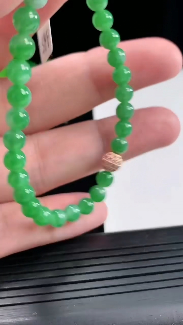天然A货翡翠圆珠手串，尺寸5.5-32颗重量:8.89g4月27日
工厂直销收藏佳品,种好水足，色泽均匀，有种有色，上手高大气！