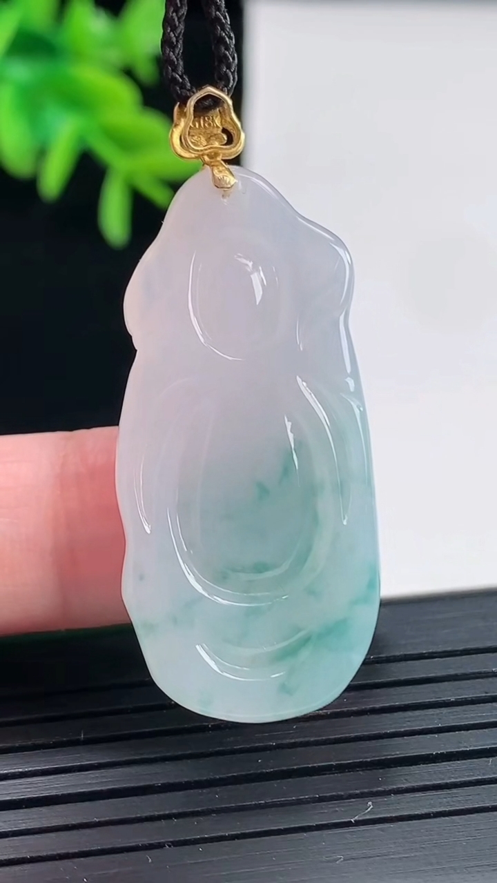 天然A货翡翠18k金飘花财神爷吊坠，尺寸42-18.5-5.8重量:8.37g
4月27日