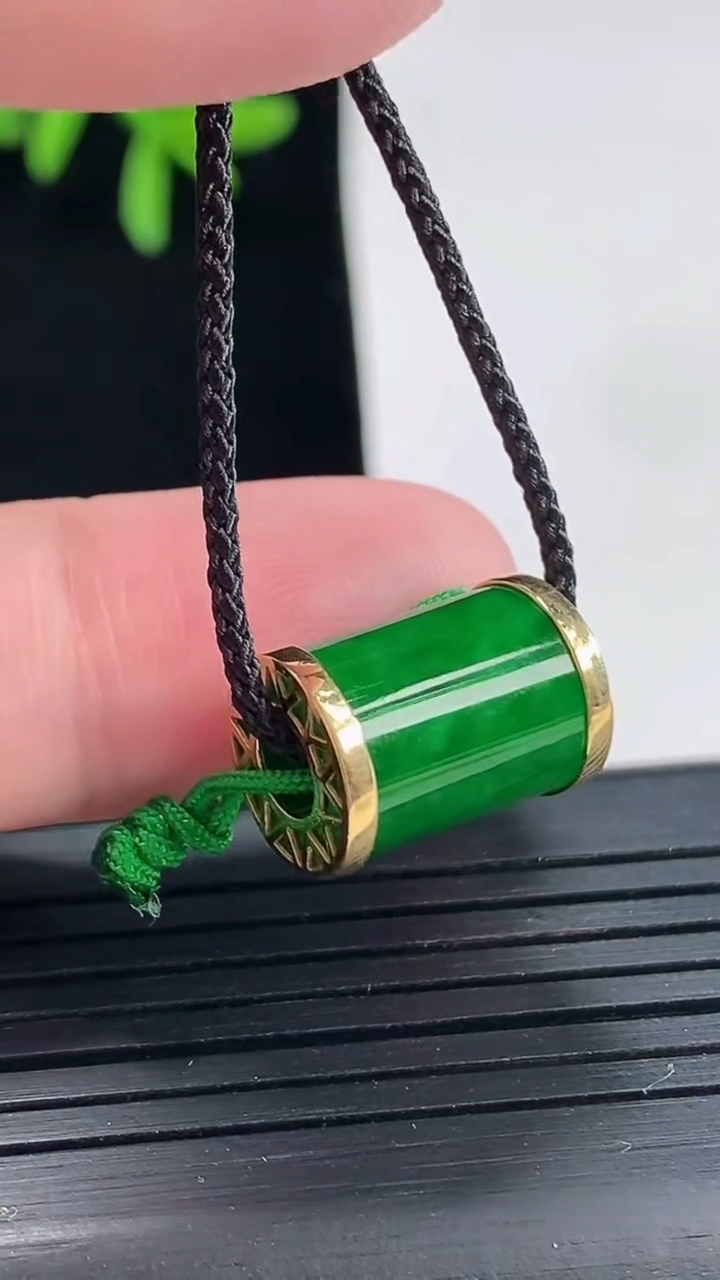 天然A货翡翠路路通吊坠，尺寸14-10.5重量:3.08g
4月27日