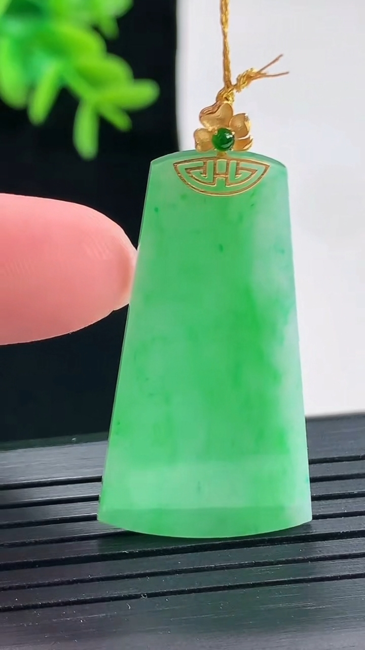 天然A货翡翠无事牌吊坠，尺寸38-20.6-2.2重量:5.28g
4月27日