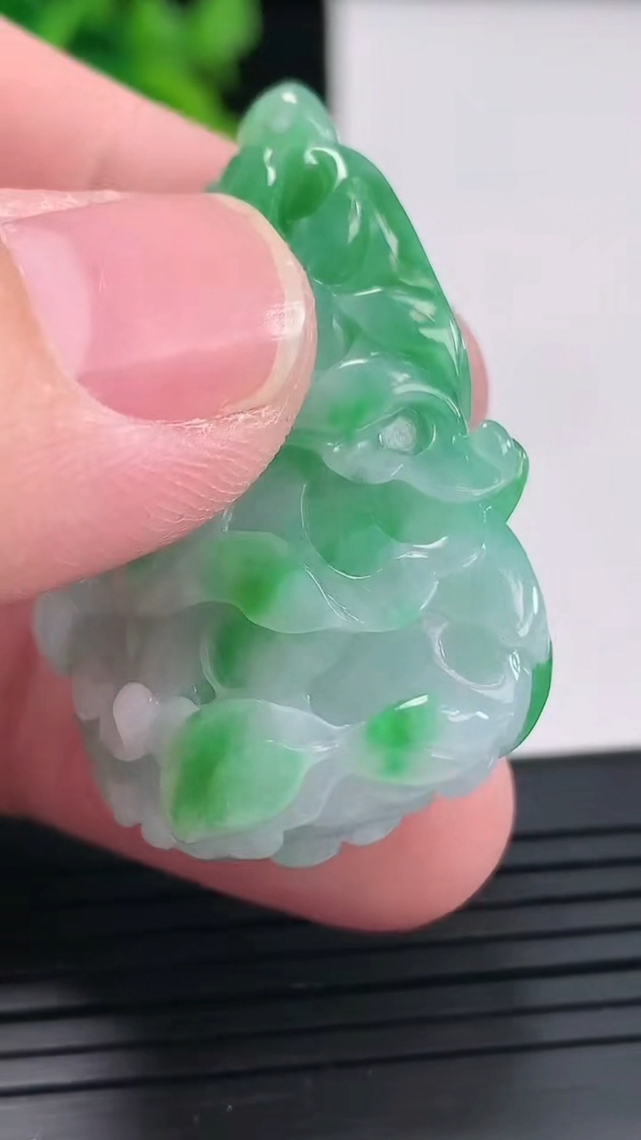 天然A货翡翠白菜吊坠，尺寸39-26.8-14.5重量:17.38g
4月27日