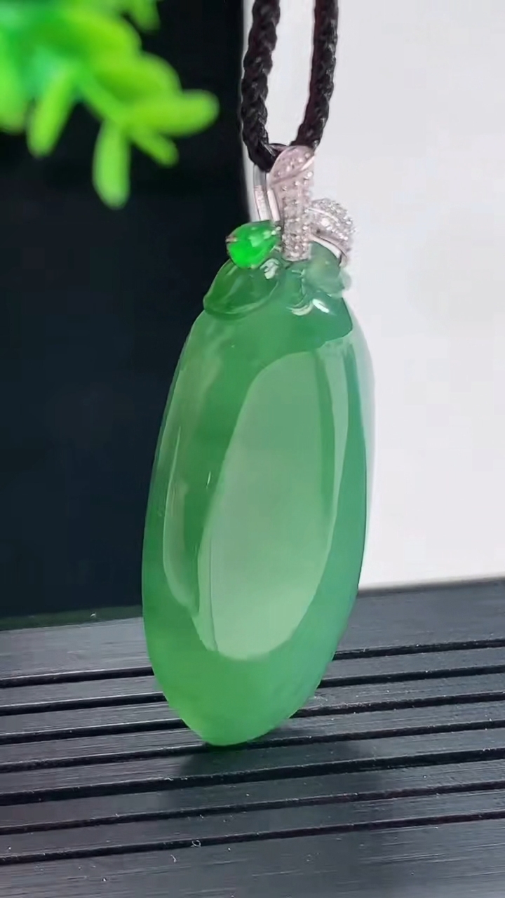 天然A货翡翠福瓜吊坠，尺寸33-15-6重量:7.09g
4月27日