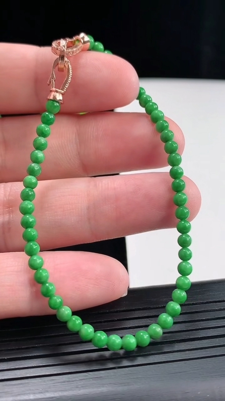 天然A货翡翠圆珠手串，尺寸3.5-50颗重量:4.40g4月27日
工厂直销收藏佳品,种好水足，色泽