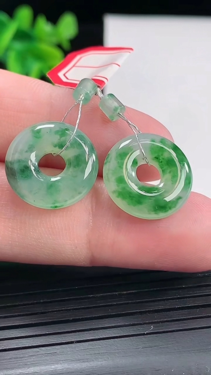 天然A货翡翠飘花子母平安环吊坠一对，尺寸17-3.5重量:4.43g
4月27日