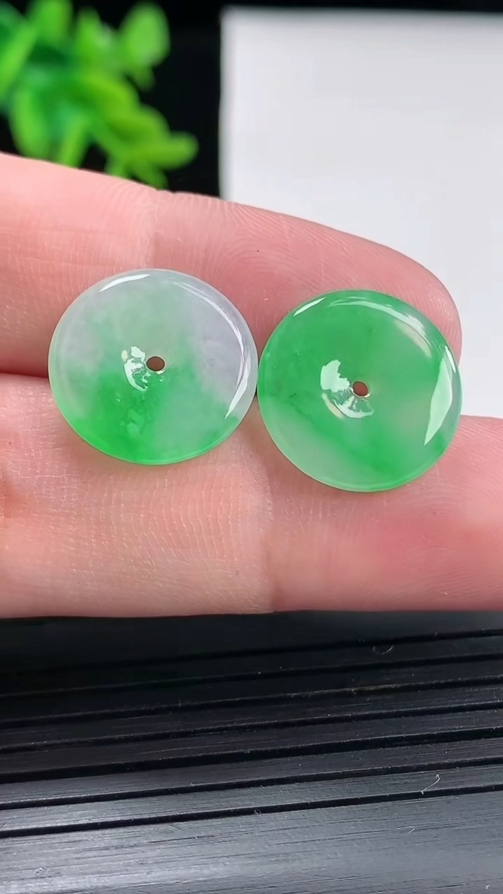 天然A货翡翠平安扣吊坠一对，尺寸15.8-2重量:2.52g
4月27日