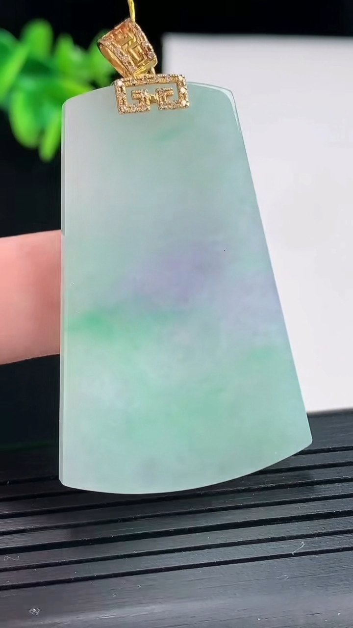 天然A货翡翠无事牌吊坠，尺寸47.5-30.5-3.5重量:14.74g
4月27日