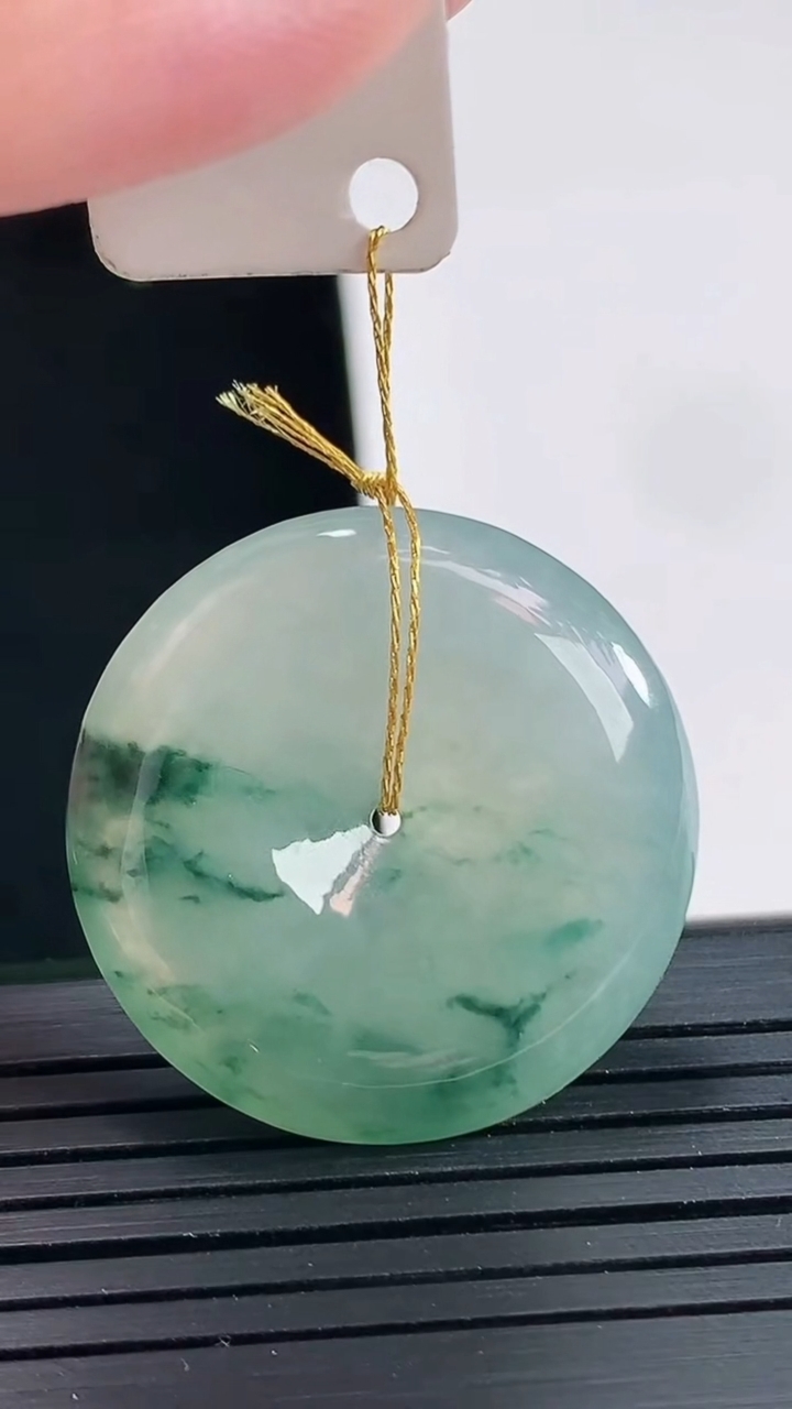 天然A货翡翠冰种飘花平安扣吊坠，尺寸28-5.8重量:9.66g
4月27日