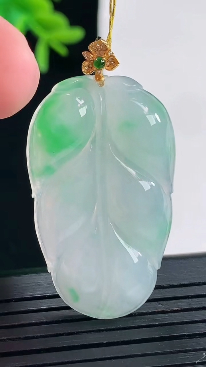 天然A货翡翠金枝玉叶 叶子吊坠，尺寸35-22.6-4重量:8.51g
4月27日