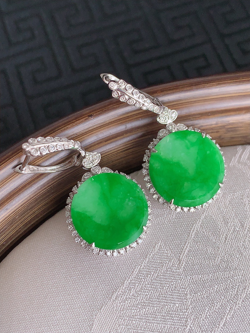 天然A货翡翠18K金伴钻镶嵌飘阳绿无事牌耳坠 
尺寸13-4.6mm 重量4.30g 0426