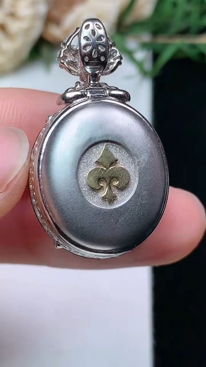 天然A货翡翠蛋面吊坠，尺寸20.2-17.8-13.6，重量:9.39g
4月27日