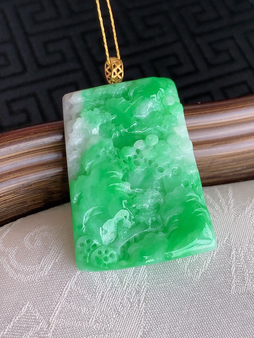 天然A货翡翠18K金扣头白底青飘绿意境山水牌吊坠  
尺寸30.6-22.7-6mm 重量10.55