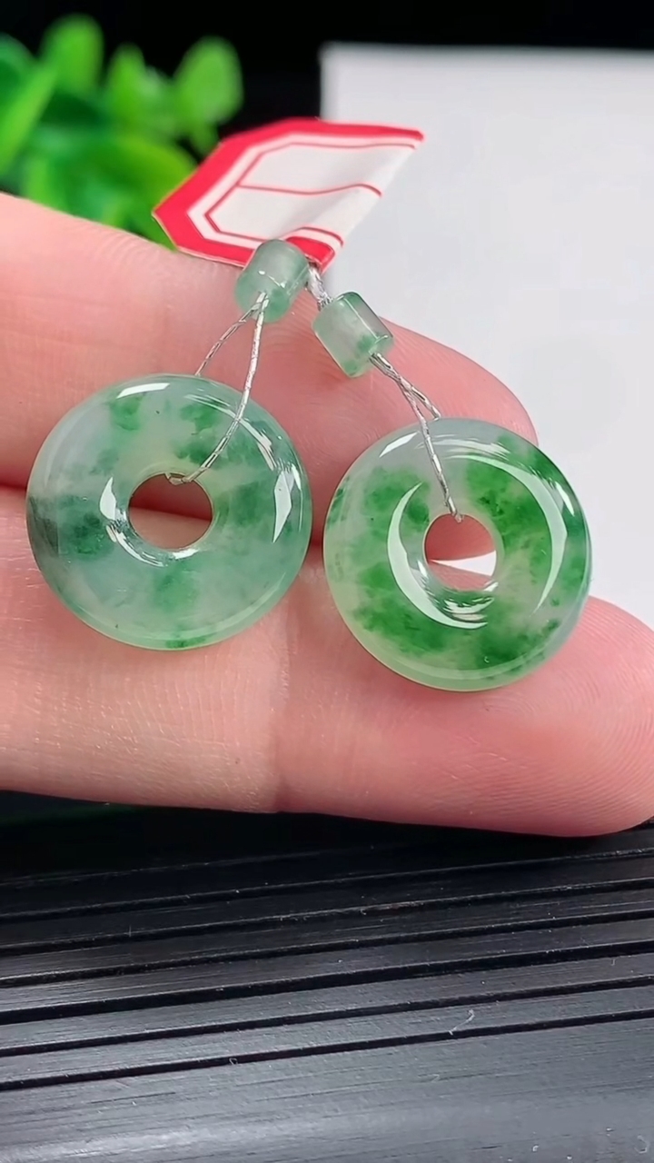 天然A货翡翠飘花子母平安环吊坠一对，尺寸17-3.5重量:4.43g
4月27日