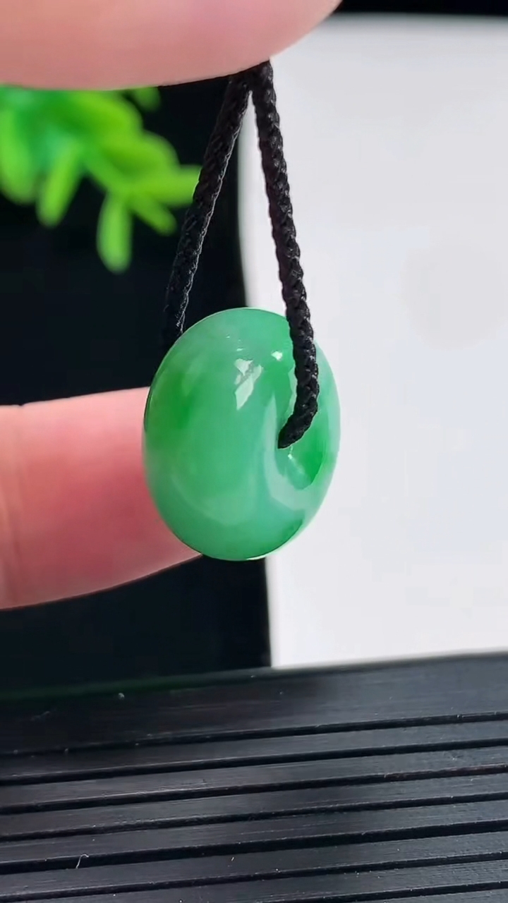 天然A货翡翠路路通吊坠，尺寸17-8.8重量:5.45g
4月27日