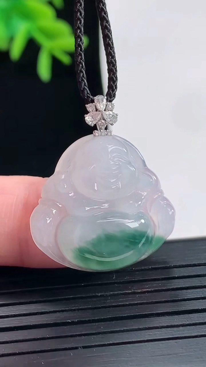 天然A货翡翠种飘花佛公吊坠，尺寸21.6-23.6-5.5重量:4.45g
4月27日