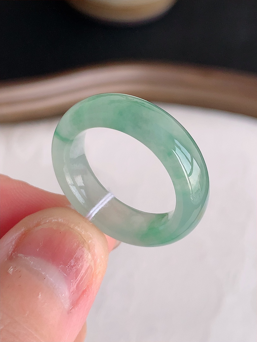 天然A货翡翠飘花素面戒指 
尺寸17.7-6-3.8mm 重量4.58g 0426