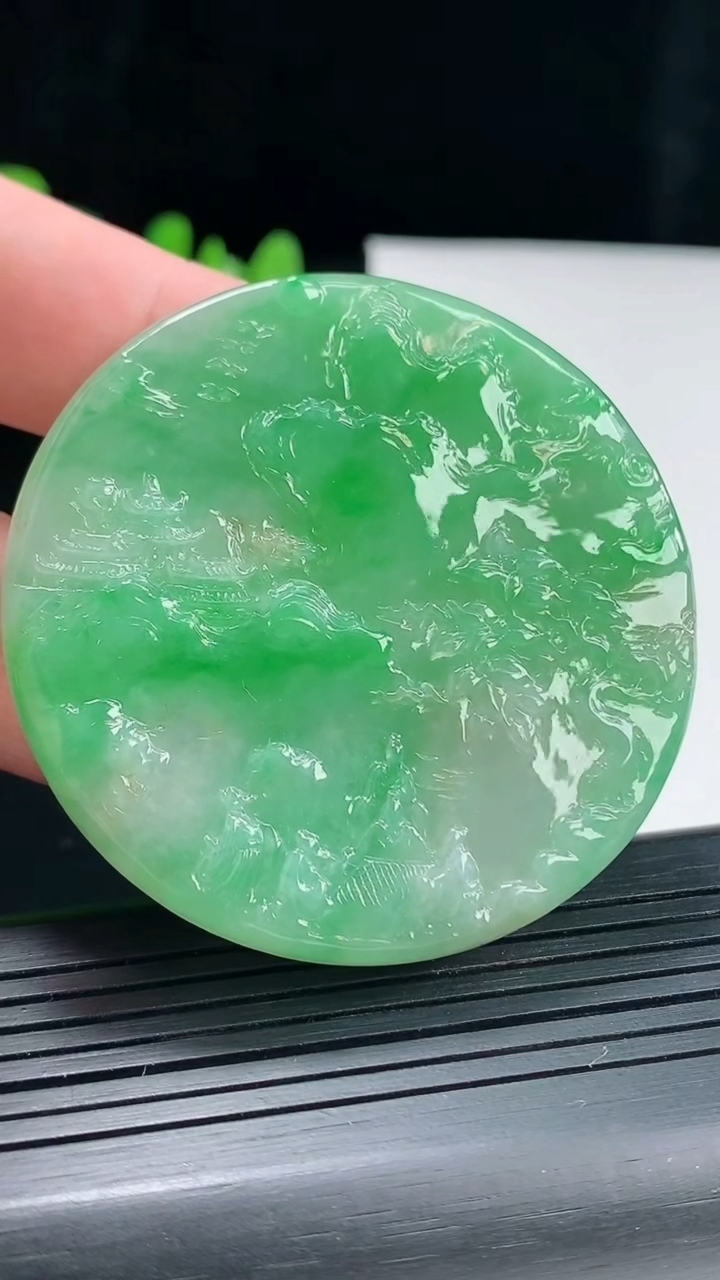 天然A货翡翠山水牌吊坠，尺寸54-5.5重量:35.31g
4月27日