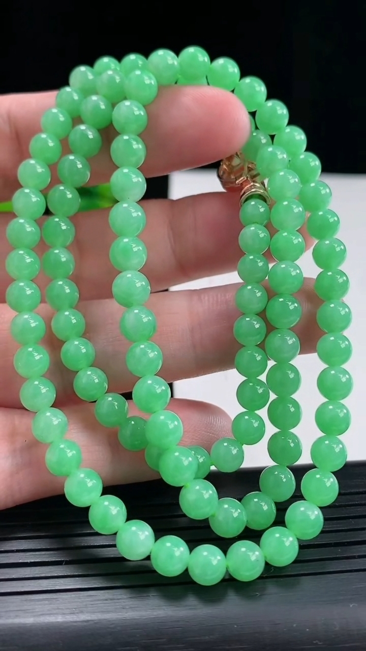 天然A货翡翠圆珠项链，尺寸6.5-100颗重量:37.20g
4月27日