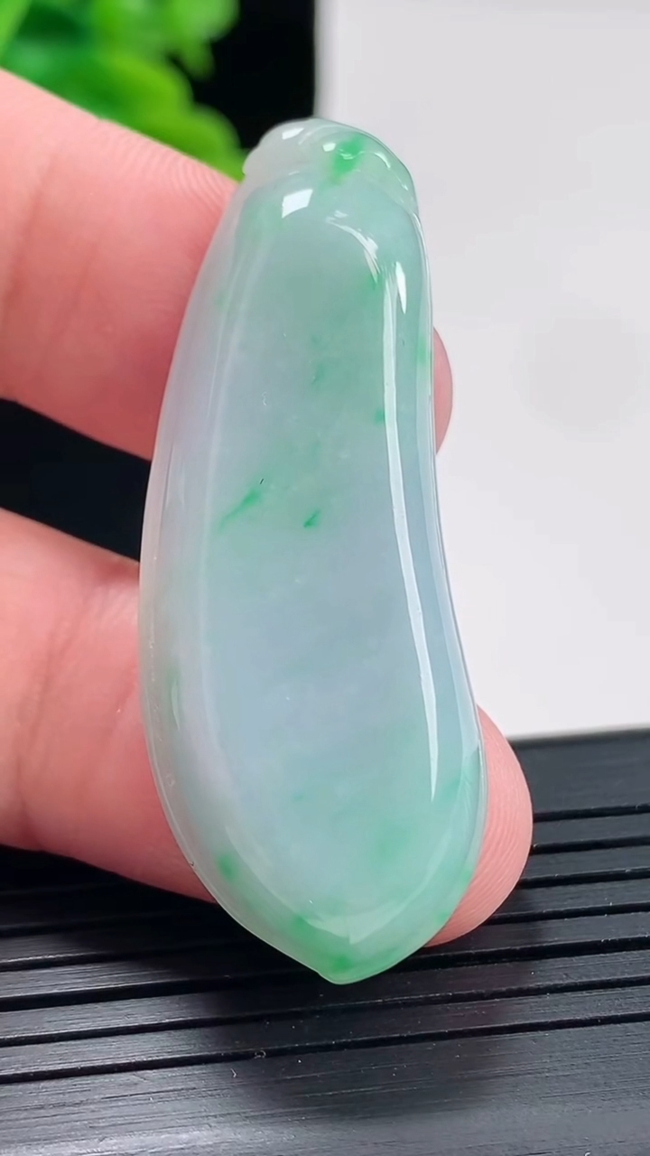 天然A货翡翠春带彩 紫罗兰福瓜吊坠，尺寸46.5-17.5-5.8重量:10.76g
4月27日