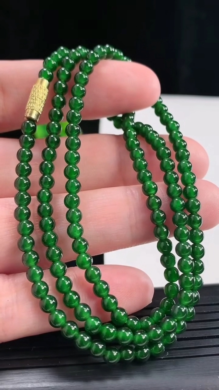 天然A货翡翠圆珠项链，尺寸4-150颗重量:16.06g4月27日
工厂直销收藏佳品,种好水足，色泽均匀，有种有色，上手高大气！
