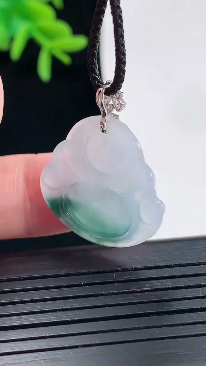 天然A货翡翠种飘花佛公吊坠，尺寸21.6-23.6-5.5重量:4.45g
4月27日