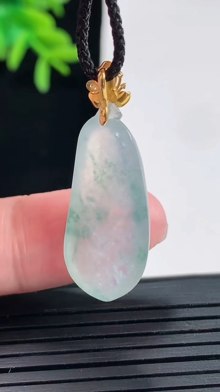 天然A货翡翠种飘花福瓜吊坠，尺寸25-12.6-5.6重量:3.83g
4月27日