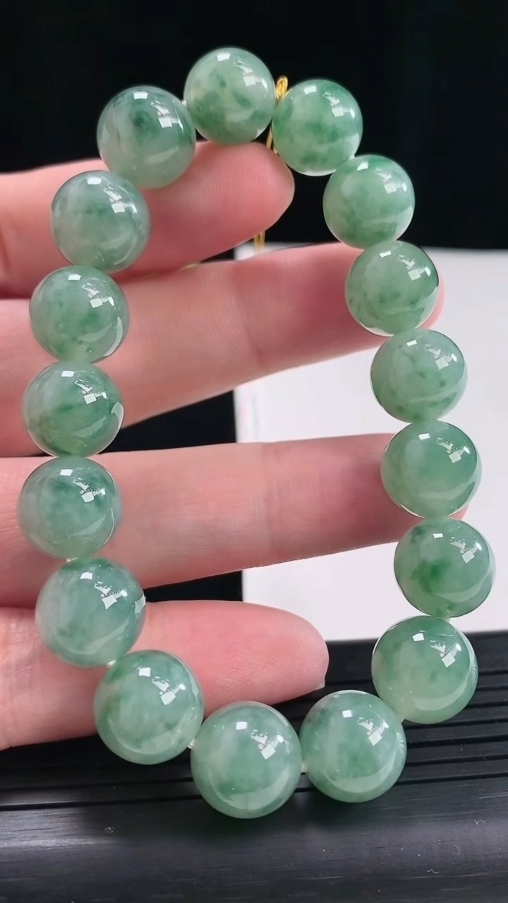 天然A货翡翠飘花圆珠手串，尺寸11.8-16颗星重量:49.28g4月27日
工厂直销收藏佳品,种好