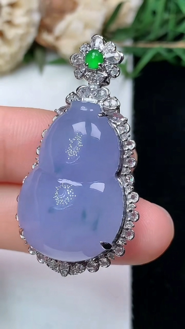 天然A货翡翠k金紫罗兰 飘花葫芦吊坠，尺寸39.6-20.6-12.6，裸石24.7-16.7，重量:9.42g
4月27日