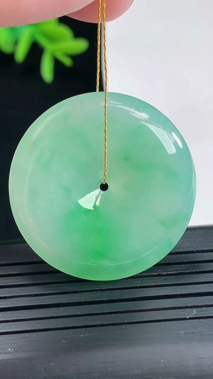 天然A货翡翠平安扣吊坠，尺寸32.6-6重量:13.49g
4月27日