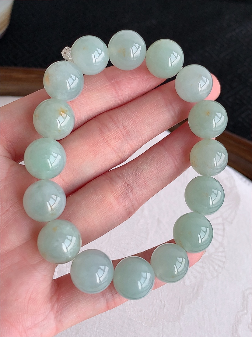 天然A货翡翠飘黄翡圆珠佛珠手串16颗 
尺寸12.6mm 重量57.28g 0426