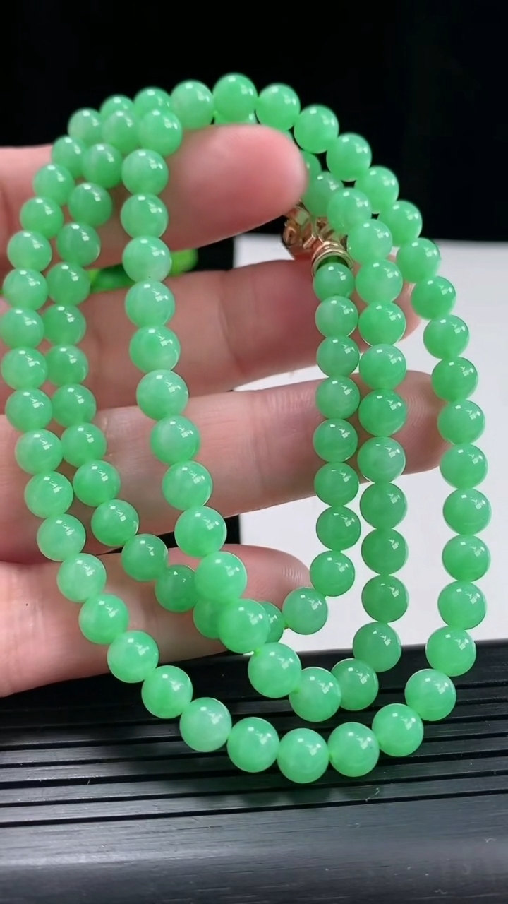 天然A货翡翠圆珠项链，尺寸6.5-100颗重量:37.20g
4月27日