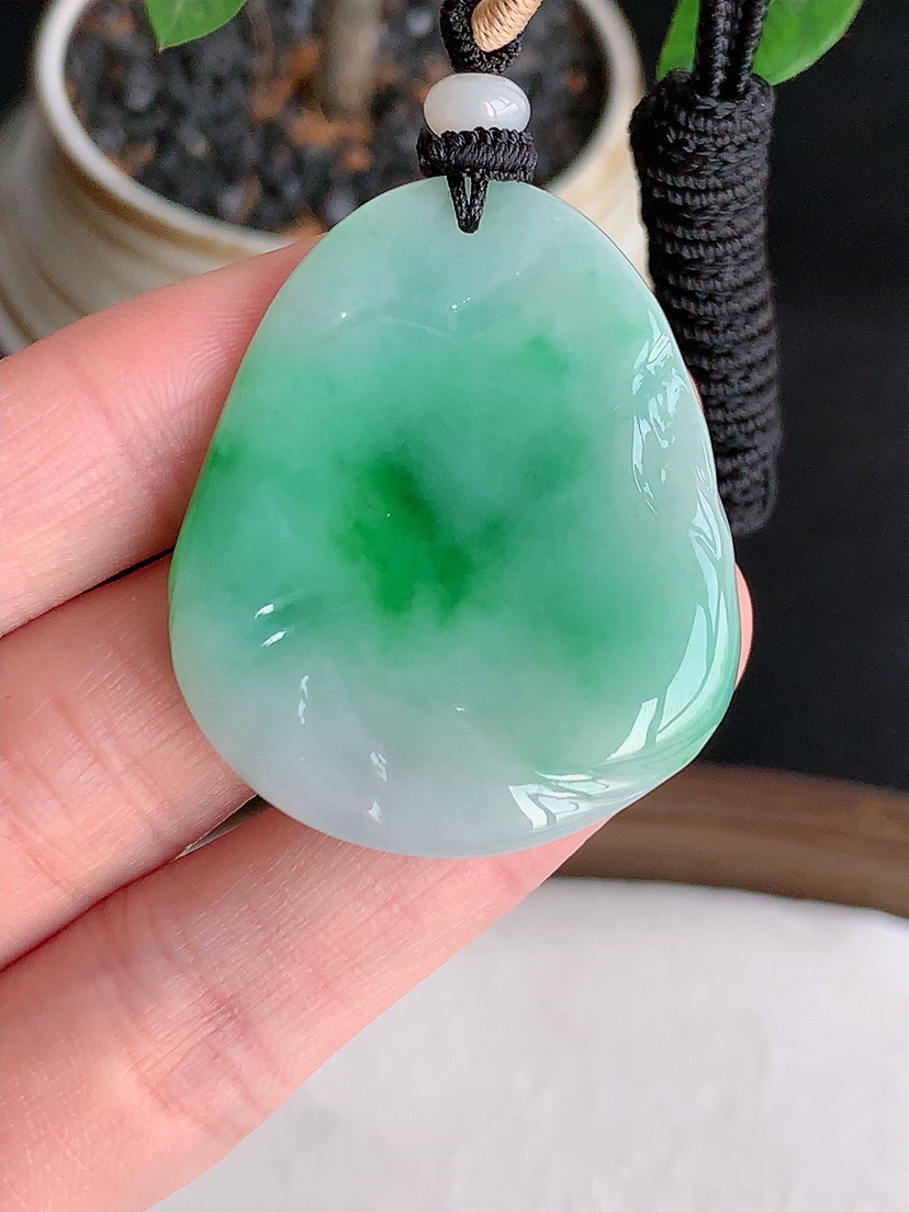 天然A货翡翠飘绿悟道吊坠 
尺寸39.5-32.4-5.2mm 重量15.96g 0426