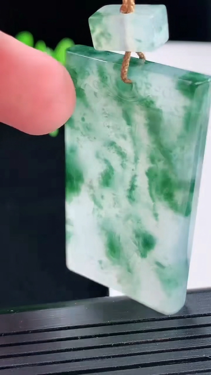 天然A货翡翠种飘花仿古无事牌吊坠，尺寸50-28-5.5重量:26.95g
4月27日