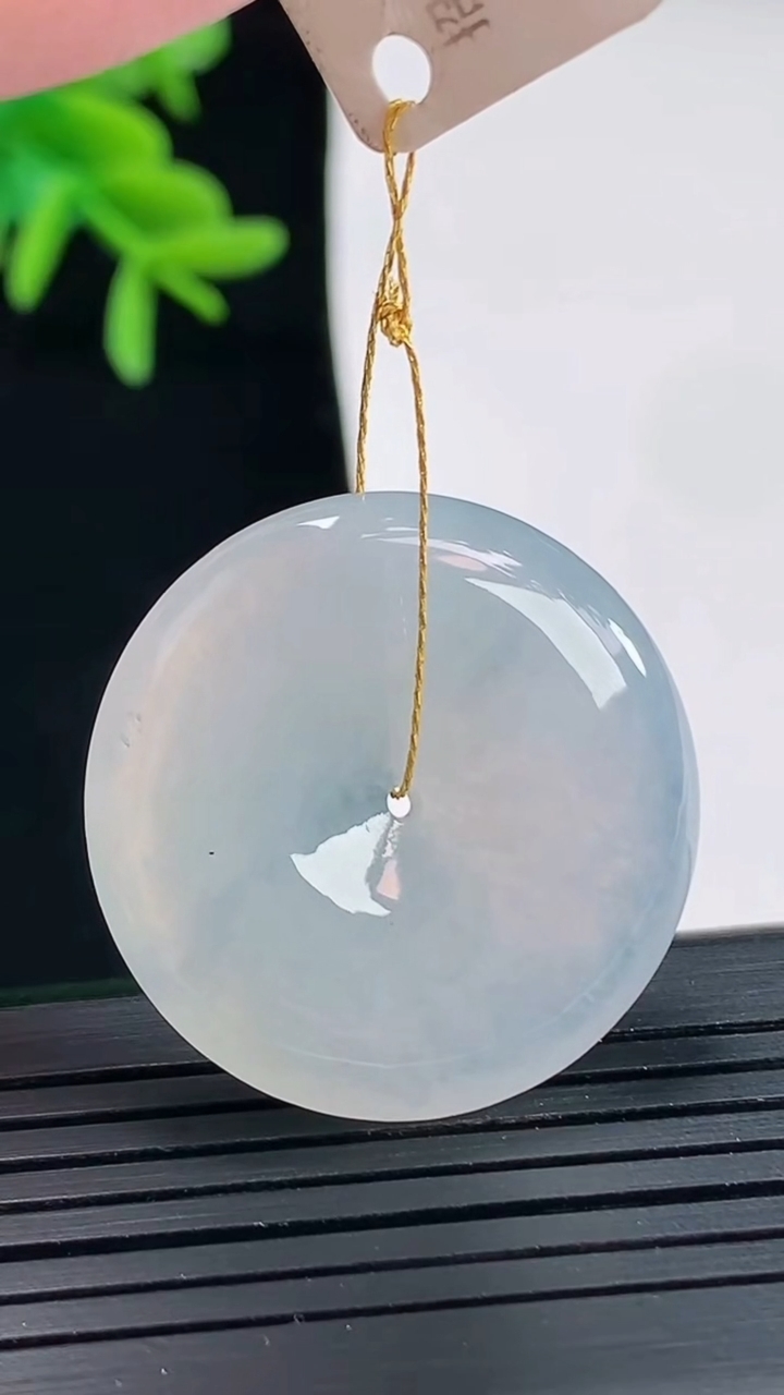 天然A货翡翠冰种飘花平安扣吊坠，尺寸29-6重量:10.81g
4月27日