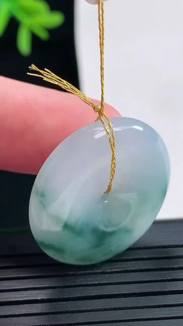 天然A货翡翠飘花平安扣吊坠，尺寸27-5.6重量:9.01g
4月27日