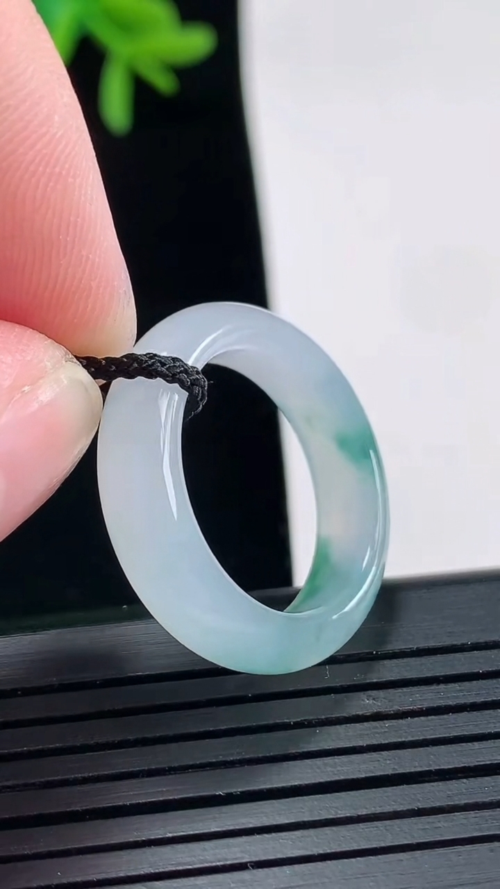 天然A货翡翠冰种飘花玉指环 戒指，尺寸18-5.8-3.5重量:4.18g2026年4月27日
工厂直销收藏佳品,种好水足，色泽均匀，有种有色，上手高大气！