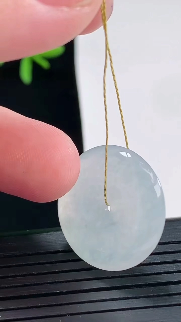 天然A货翡翠飘花平安扣吊坠，尺寸23-5.5重量:6.26g
4月27日