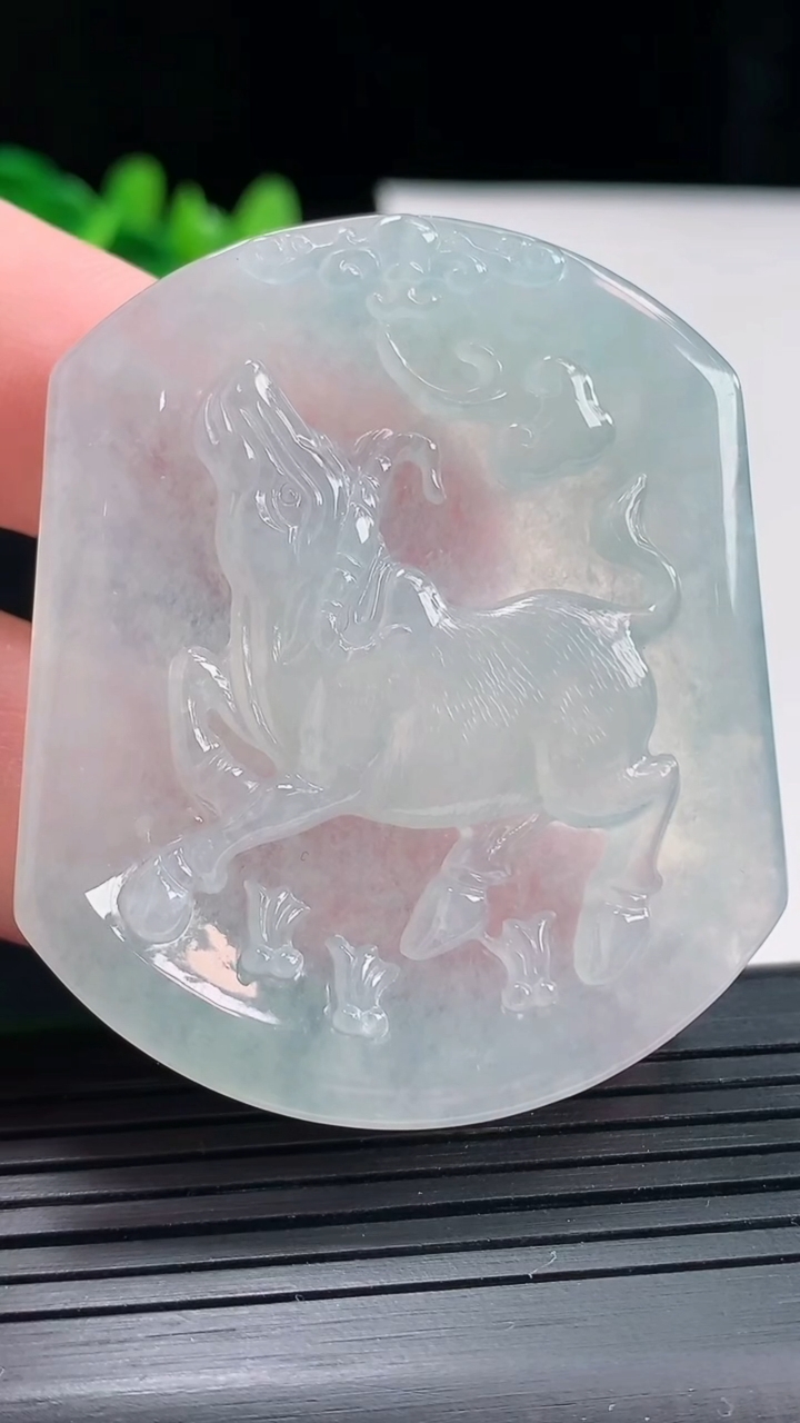 天然A货翡翠生肖牛吊坠，尺寸51.8-44-4.6重量:26.69g
4月27日