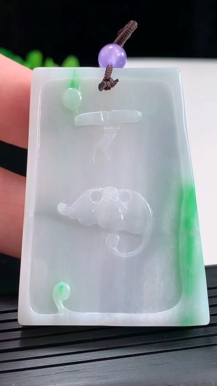 天然A货翡翠喜上眉梢吊坠，尺寸55-39-7.5重量:36.37g
4月27日