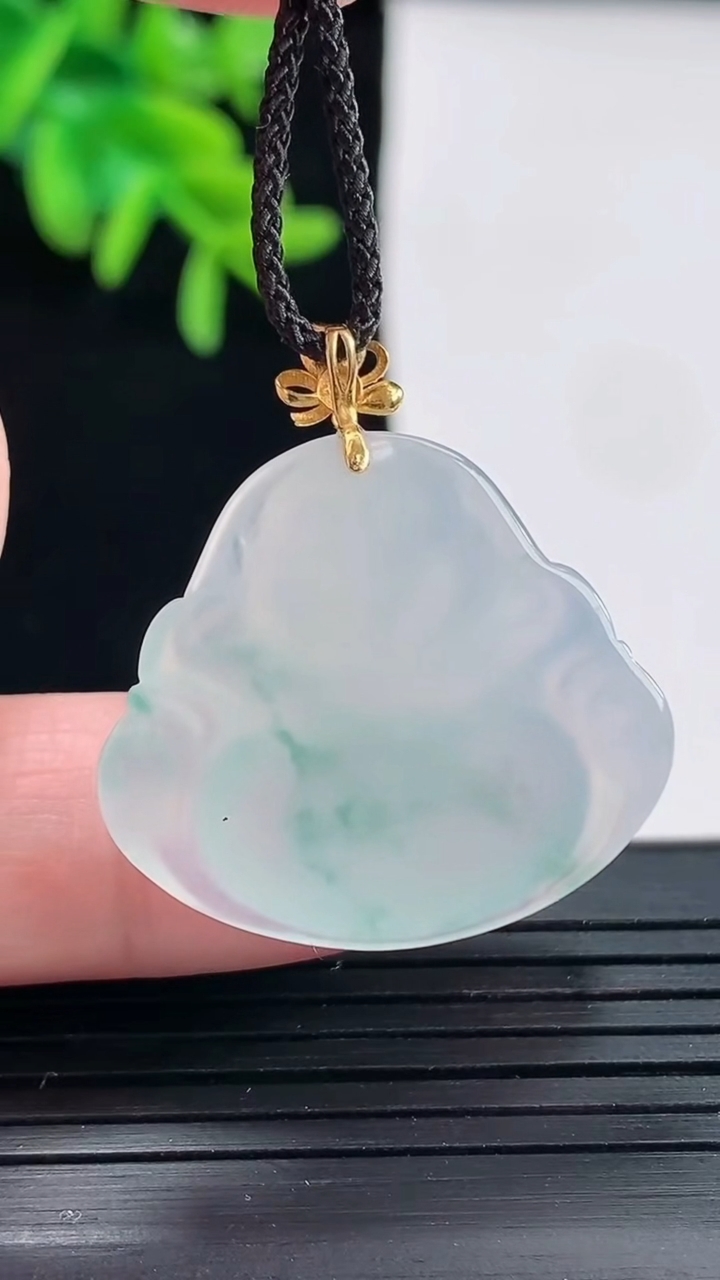 天然A货翡翠种飘花佛公吊坠，尺寸24-28-6重量:6.40g
4月27日