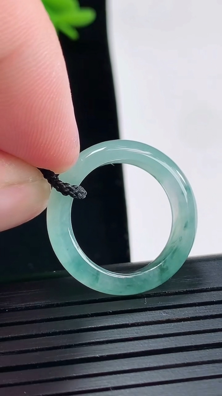 天然A货翡翠冰种飘花玉指环 戒指，尺寸17-5.2-3重量:3.24g2026年4月27日
工厂直销收藏佳品,种好水足，色泽均匀，有种有色，上手高大气！