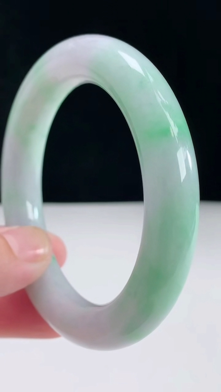 圈口57-58翡翠a货圆条手镯尺寸57.2-12-11.5重:79.51g1164月27日