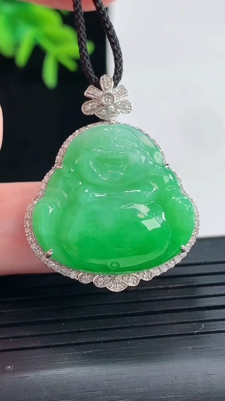 天然A货翡翠佛公吊坠，尺寸33.6-27-10，裸石23-25重量:8.89g
4月27日