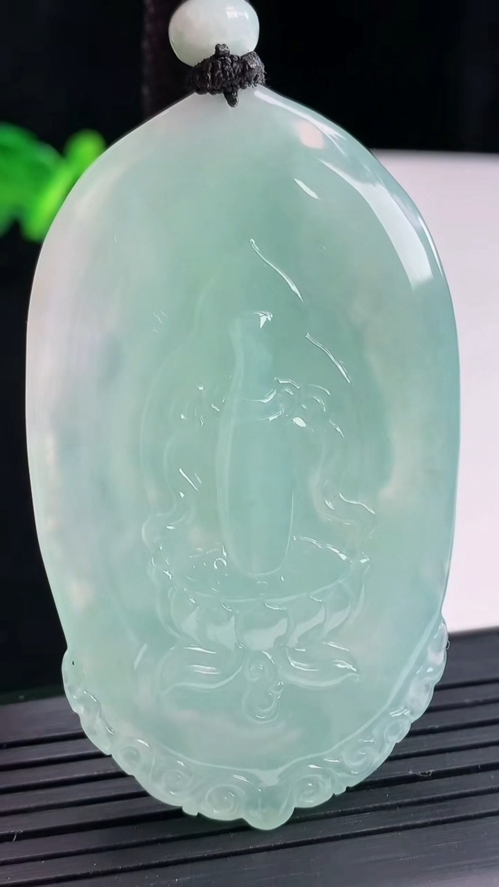 天然A货翡翠大势至菩萨吊坠，尺寸61-38-8.9重量:36.62g
4月27日