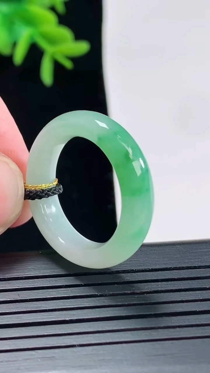 天然A货翡翠玉指环 戒指，尺寸18.6-6-4重量:4.93g2026年4月27日
工厂直销收藏佳品